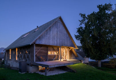 OLD BARN BECOMES A MODERN HOME 