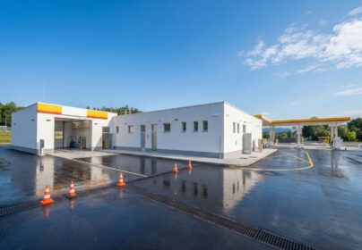TWO UTILITY ROOMS, ONE GEOTHERMAL SOURCE: THE ENERGY SYNERGY OF A GAS STATION AND CAR WASH